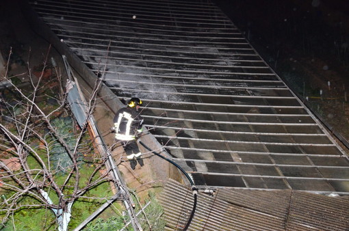 Badalucco: incendio ad una serra in località Regianco nella serata di ieri, rogo spento dai Vigili del Fuoco Badalucco: incendio ad una serra in località Regianco nella serata di ieri, rogo spento dai Vigili del Fuoco