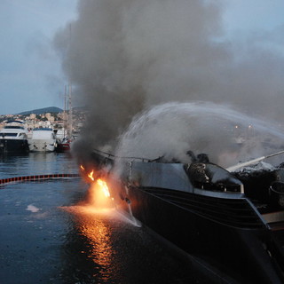 Incendio di stanotte a Portosole di Sanremo: il servizio di Sky Tg24 con le immagini di Sanremo News Incendio di stanotte a Portosole di Sanremo: il servizio di Sky Tg24 con le immagini di Sanremo News