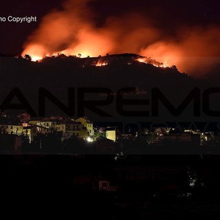 Le foto del rogo di ieri sera scattate da Tonino Bonomo Le foto del rogo di ieri sera scattate da Tonino Bonomo
