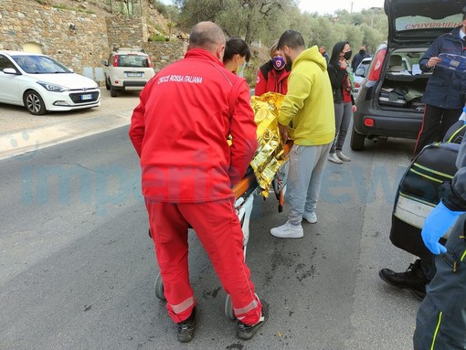 Imperia: tamponamento in via Dolcedo, due feriti in modo lieve portati in ospedale (Foto) Imperia: tamponamento in via Dolcedo, due feriti in modo lieve portati in ospedale (Foto)