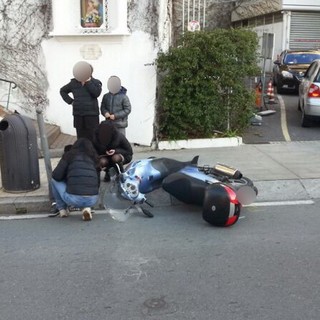 Sanremo: scontro tra auto e scooter questa mattina in corso Matuzia, per fortuna nessun ferito