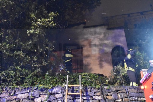 Sanremo: scoppia un incendio in un edificio abbandonato di via Palazzo, intervento dei Vvf (Foto e Video) Sanremo: scoppia un incendio in un edificio abbandonato di via Palazzo, intervento dei Vvf (Foto e Video)