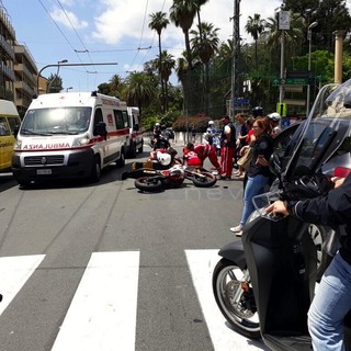 Sanremo: scontro tra una moto e uno scooter in corso Cavallotti, ferita una giovane (Foto) Sanremo: scontro tra una moto e uno scooter in corso Cavallotti, ferita una giovane (Foto)