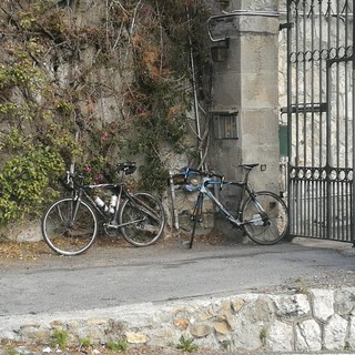 Incidente al confine con la Francia sulla statale Aurelia: ciclista portato in gravi condizioni al “Santa Corona”