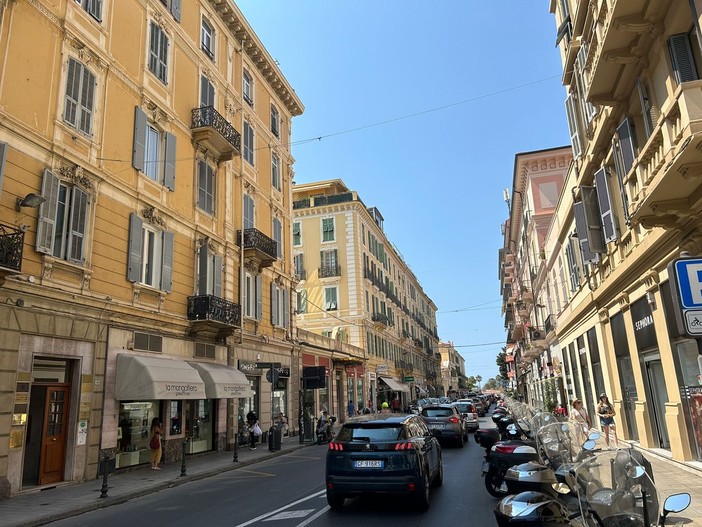 Sanremo: ragazza di 19 anni investita sulle strisce pedonali in via Roma