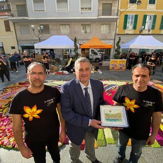 Sanremo: inaugurata in piazza Borea D'Olmo l'infiorata di Spello, sarà visitabile in tutto il weekend (Foto)