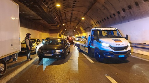 Progetti e lavori dell'Aurelia Bis... dove siete? Ieri Sanremo ed Arma di Taggia totalmente in tilt per l'incidente in galleria Progetti e lavori dell'Aurelia Bis... dove siete? Ieri Sanremo ed Arma di Taggia totalmente in tilt per l'incidente in galleria