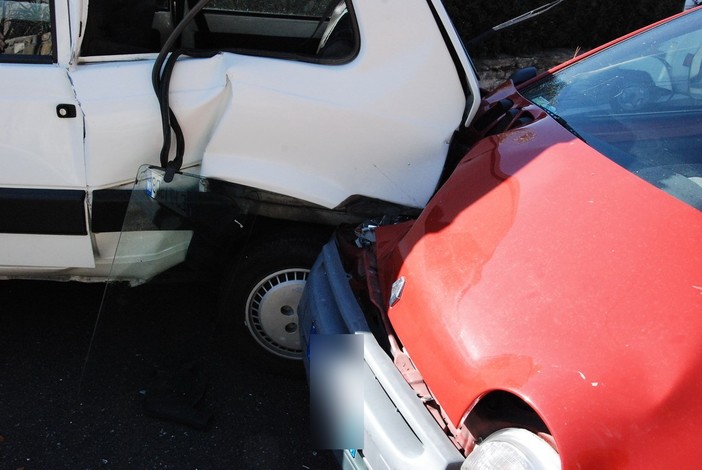 Sanremo: incidente in via Duca d'Aosta, Twingo si schianta contro una Panda parcheggiata