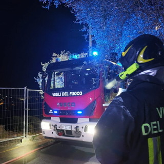 Taggia, incendio ad un tetto in regione San Martino: stufa difettosa, vigili del fuoco evitano il peggio