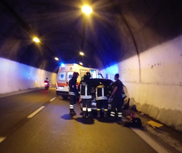 Donna perde il controllo dell'auto sull'Aurelia Bis e finisce contro la parete della galleria (Foto) Donna perde il controllo dell'auto sull'Aurelia Bis e finisce contro la parete della galleria (Foto)