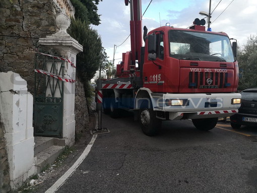 Sanremo: camion trancia cavi della corrente e provoca una fiammata, intervento dei Vigili del Fuoco Sanremo: camion trancia cavi della corrente e provoca una fiammata, intervento dei Vigili del Fuoco