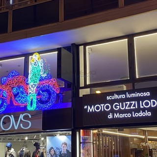 La scultura luminosa di Marco Lodola dedicata alla Moto Guzzi