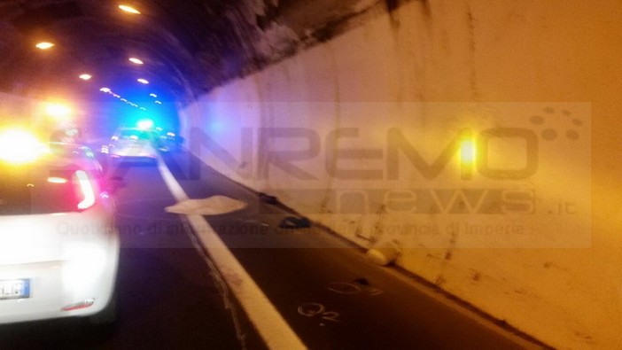 Ventimiglia: tenta di attraversare il confine a piedi insieme ad altri profughi suoi familiari, migrante 17enne muore investita da un Tir (Foto) Ventimiglia: tenta di attraversare il confine a piedi insieme ad altri profughi suoi familiari, migrante 17enne muore investita da un Tir (Foto)