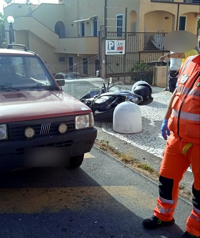 Scontro auto-scooter alla 'Curva del Don': 50enne lievemente ferito e traffico in tilt sull'Aurelia (Foto) Scontro auto-scooter alla 'Curva del Don': 50enne lievemente ferito e traffico in tilt sull'Aurelia (Foto)