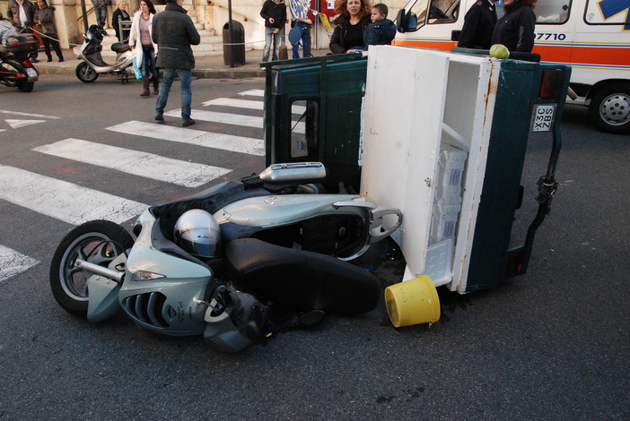 Sanremo: incidente in centro, motocarro si ribalta dopo l'impatto con un motorino