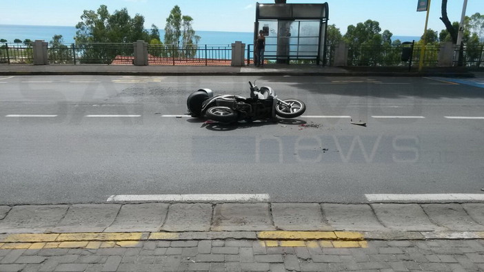 Imperia: scontro scooter-auto di fronte al Comune, una donna di 23 anni eggermente ferita Imperia: scontro scooter-auto di fronte al Comune, una donna di 23 anni eggermente ferita