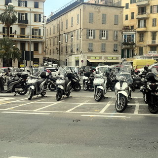 Il parcheggio degli scooter in piazza Eroi Il parcheggio degli scooter in piazza Eroi