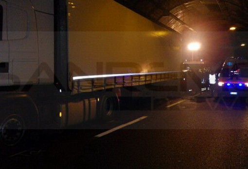 Costarainera: lite in A10 tra autisti di camion ed incidente mortale, lettore si chiede "La vita vale un km in più" Costarainera: lite in A10 tra autisti di camion ed incidente mortale, lettore si chiede "La vita vale un km in più"