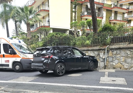 Sanremo: perde il controllo dell'auto e finisce contro il muro, due feriti in via Duca degli Abruzzi (Foto)