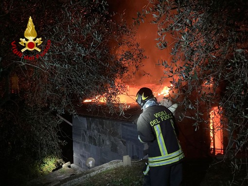 San Biagio della Cima: casa di campagna completamente distrutta da un incendio, in salvo marito e moglie San Biagio della Cima: casa di campagna completamente distrutta da un incendio, in salvo marito e moglie