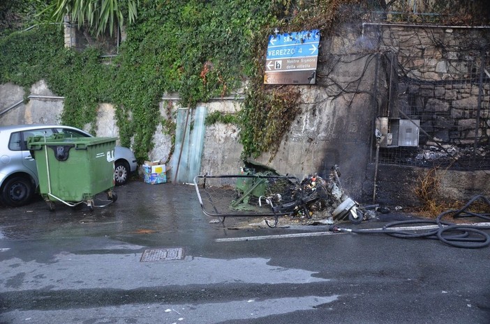 Sanremo: a fuoco un cassonetto in via Duca degli Abruzzi vicino a un tubo del gas (Foto e Video)