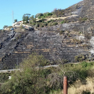 Sanremo: incendio di questa notte a Coldirodi, l'intervento di due elicotteri per le operazioni di bonifica (Foto e Video)