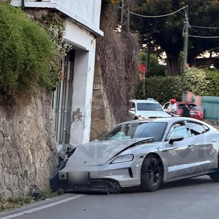 Bordighera: con la Prosche contro il muro sull'Aurelia, l'incidente questa sera nella zona di Arziglia (Foto)