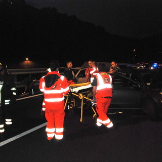 Auto ribaltata sulla A10 questa notte tra Arma e Sanremo: 5 persone ferite di cui una grave Auto ribaltata sulla A10 questa notte tra Arma e Sanremo: 5 persone ferite di cui una grave