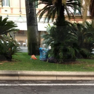 Sanremo: differenziata e 'porta a porta' spinto, intanto c'è chi abbandona i rifiuti nelle aiuole di corso Mombello (Foto)