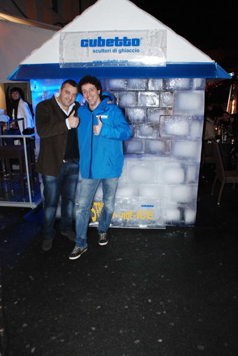 Pronto l'igloo costruito in piazza Bresca di fronte al 'Big Ben', da domani operativo Pronto l'igloo costruito in piazza Bresca di fronte al 'Big Ben', da domani operativo