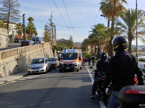 Sanremo: lieve incidente in corso Imperatrice, donna su uno scooter si scontra con un'auto