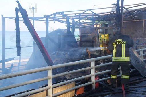 Bordighera: distrutto da un incendio questa notte lo stabilimento balneare 'Argentina' (Foto e Video) Bordighera: distrutto da un incendio questa notte lo stabilimento balneare 'Argentina' (Foto e Video)