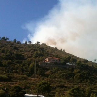 Ventimiglia: nuovo incendio di sterpaglie in frazione Latte, intervengono anche due elicotteri