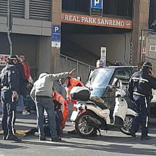 Sanremo: cade con lo scooter che rimane accelerato e finisce contro un camion, giovane in ospedale (Foto)