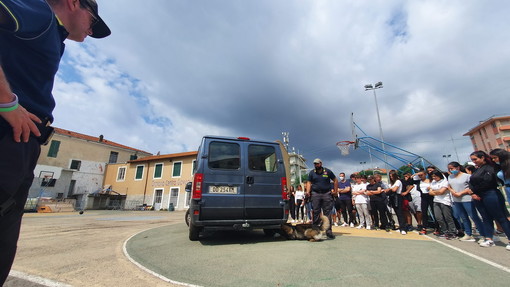Al Cnos Fap di Vallecrosia l’incontro con la Guardia di Finanza e la dimostrazione delle attività dell'unità cinofila