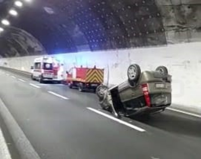 Incidente sulla A10 all'altezza di Terzorio: due feriti non gravi, un'auto capottata e 6 km di coda(Foto) Incidente sulla A10 all'altezza di Terzorio: due feriti non gravi, un'auto capottata e 6 km di coda(Foto)
