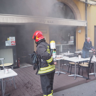 Sanremo: surriscaldamento ad una friggitrice, incendio in un bar di piazza Borea d'Olmo. Un ferito lieve e molti danni (FOTO E VIDEO)