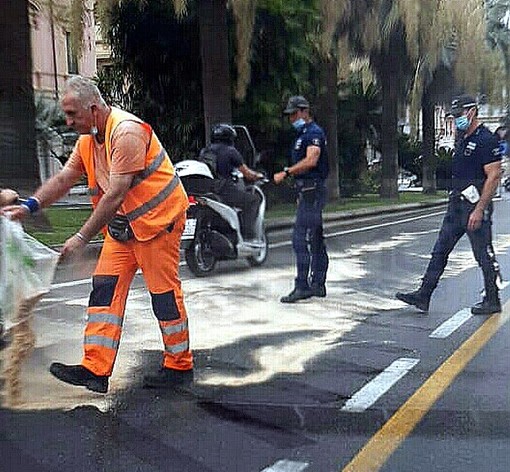 Sanremo: ennesimo incidente in corso Mombello, donna scivola sull'asfalto e rovina a terra (Foto) Sanremo: ennesimo incidente in corso Mombello, donna scivola sull'asfalto e rovina a terra (Foto)