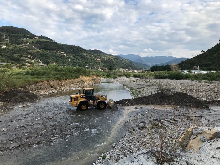 Camporosso: iniziati questa mattina dalla 'Masala Srl' i lavori di 'deviazione' del Nervia in regione Canei (Foto) Camporosso: iniziati questa mattina dalla 'Masala Srl' i lavori di 'deviazione' del Nervia in regione Canei (Foto)