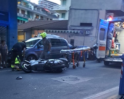 Sanremo: incidente moto-auto questa sera in via Martiri, 60enne trasportato in ospedale (Foto)