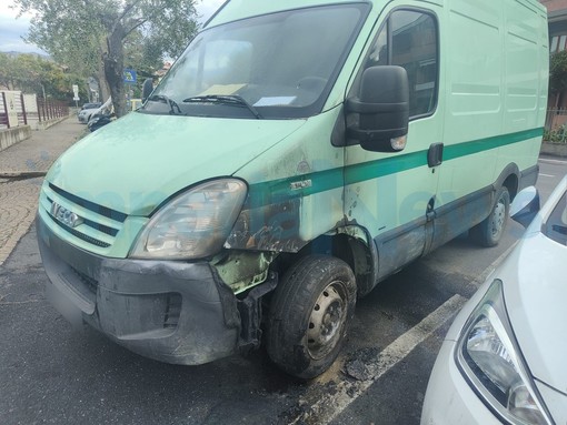 Diano Marina: furgoncino distrutto dalle fiamme stanotte in via Diano Castello, intervento dei VVF (Foto) Diano Marina: furgoncino distrutto dalle fiamme stanotte in via Diano Castello, intervento dei VVF (Foto)