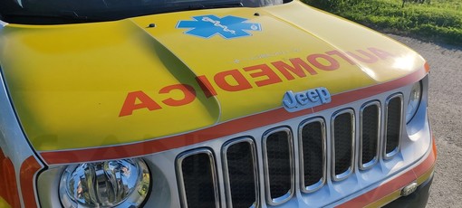Sanremo: finisce con l'auto contro un'altra parcheggiata a Capo Nero, uomo portato in ospedale