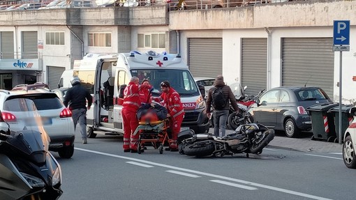 Sanremo: cade con la moto in via San Francesco, 57enne trasportato in ospedale (Foto) Sanremo: cade con la moto in via San Francesco, 57enne trasportato in ospedale (Foto)