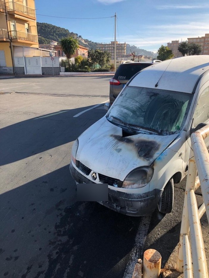 Vallecrosia: corto circuito nel vano motore, furgoncino prende fuoco in via Roma, intervento dei Vvf (Foto) Vallecrosia: corto circuito nel vano motore, furgoncino prende fuoco in via Roma, intervento dei Vvf (Foto)