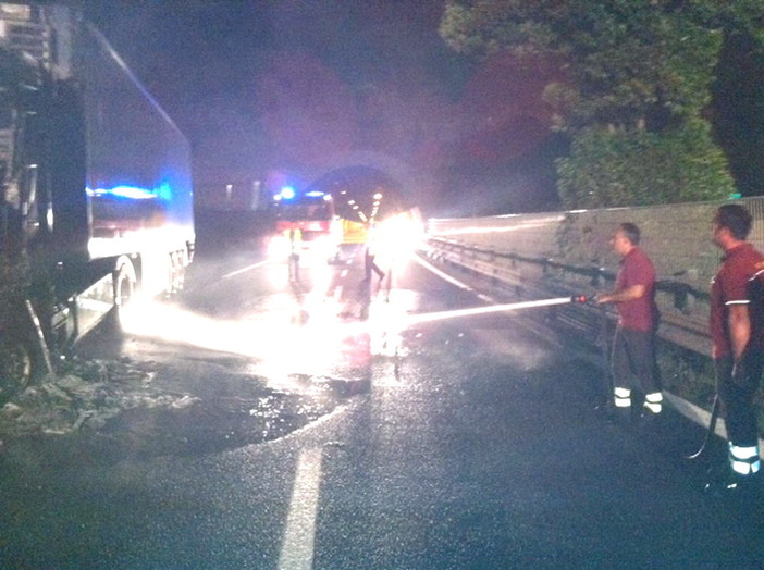Vallecrosia: macchina in fiamme sull’Autostrada dei fiori, incendio partito dal vano motore