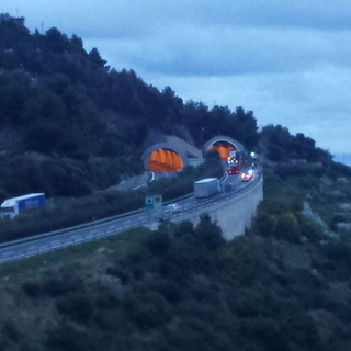 Bordighera: riaperta da poco l'autostrada A10 Genova-Ventimiglia dopo l'incendio di oggi al semirimorchi bulgaro