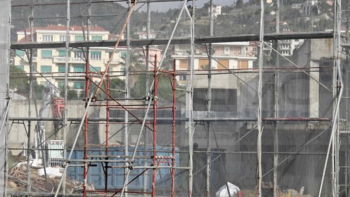 Sanremo: finalmente! Le prime ruspe stanno demolendo l'Ecomostro, a Portosole iniziati i lavori (Foto e Video) Sanremo: finalmente! Le prime ruspe stanno demolendo l'Ecomostro, a Portosole iniziati i lavori (Foto e Video)