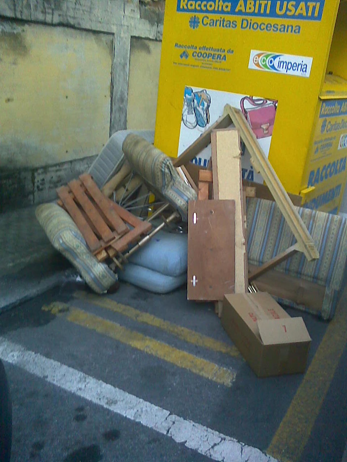 Imperia: trovate discariche di rifiuti ingombranti in centro, parla l'Eco Imperia: trovate discariche di rifiuti ingombranti in centro, parla l'Eco