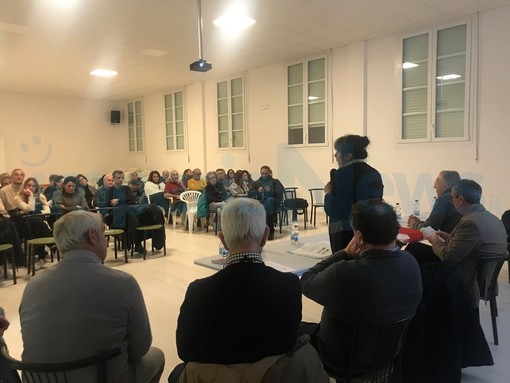 Cosio d'Arroscia: ieri sera nuovo incontro sul futuro dell'ospedale unico, tra i temi anche i trasporti dai comuni più isolati (Foto e Video) Cosio d'Arroscia: ieri sera nuovo incontro sul futuro dell'ospedale unico, tra i temi anche i trasporti dai comuni più isolati (Foto e Video)