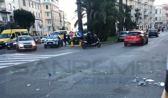 Sanremo: scontro tra due scooter in corso Orazio Raimondo, 20enne trasportato in ospedale (Foto) Sanremo: scontro tra due scooter in corso Orazio Raimondo, 20enne trasportato in ospedale (Foto)